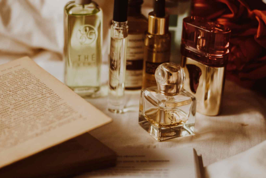 Pourquoi le parfum a été créé en France : une histoire fascinante